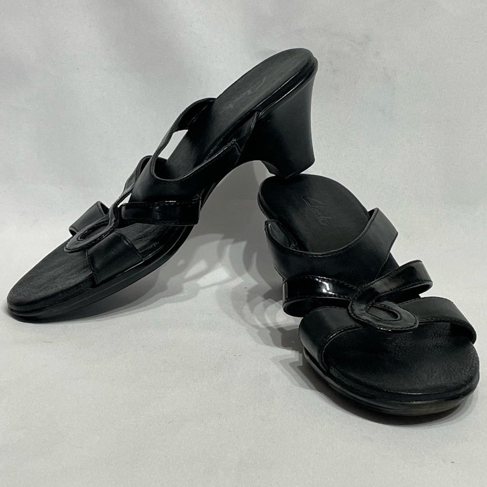 Women’s size 7 Clarks black low heel samdals leather excellent condition - Picture 2 of 7